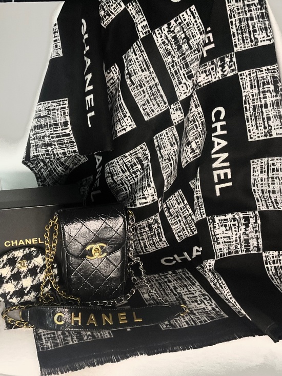 CHANEL BEAUTE MAKEUP CASHMERE & SILK SCARF & CROSSBODY BAG AND CHANGE/ KEY PURSE - Picture 1 of 16